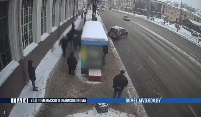  В Гомеле автомобиль занесло на остановку "Предприятие "СтанкоГомель", на которой находились люди